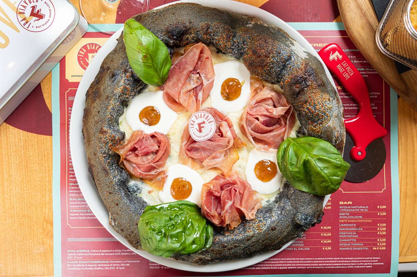 Carbone vegetale: proprietà e usi in cucina per un impasto per pizza digeribile