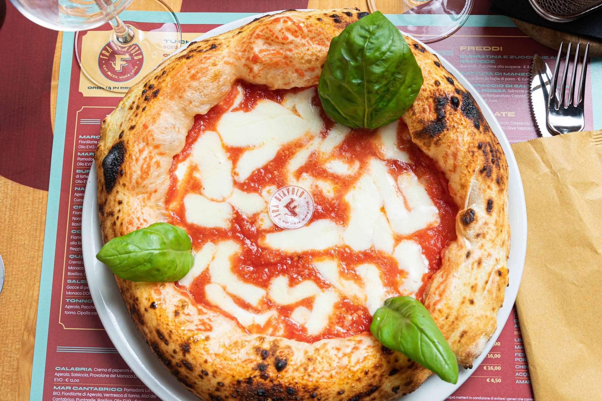 PIZZA NAPOLETANA: STORIA E SEGRETI PER LA RICETTA DELL’IMPASTO PERFETTO