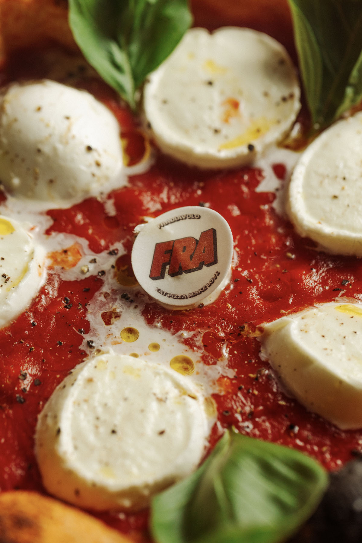 Pizza Fradiavolo con bufala e basilico, vista da vicino