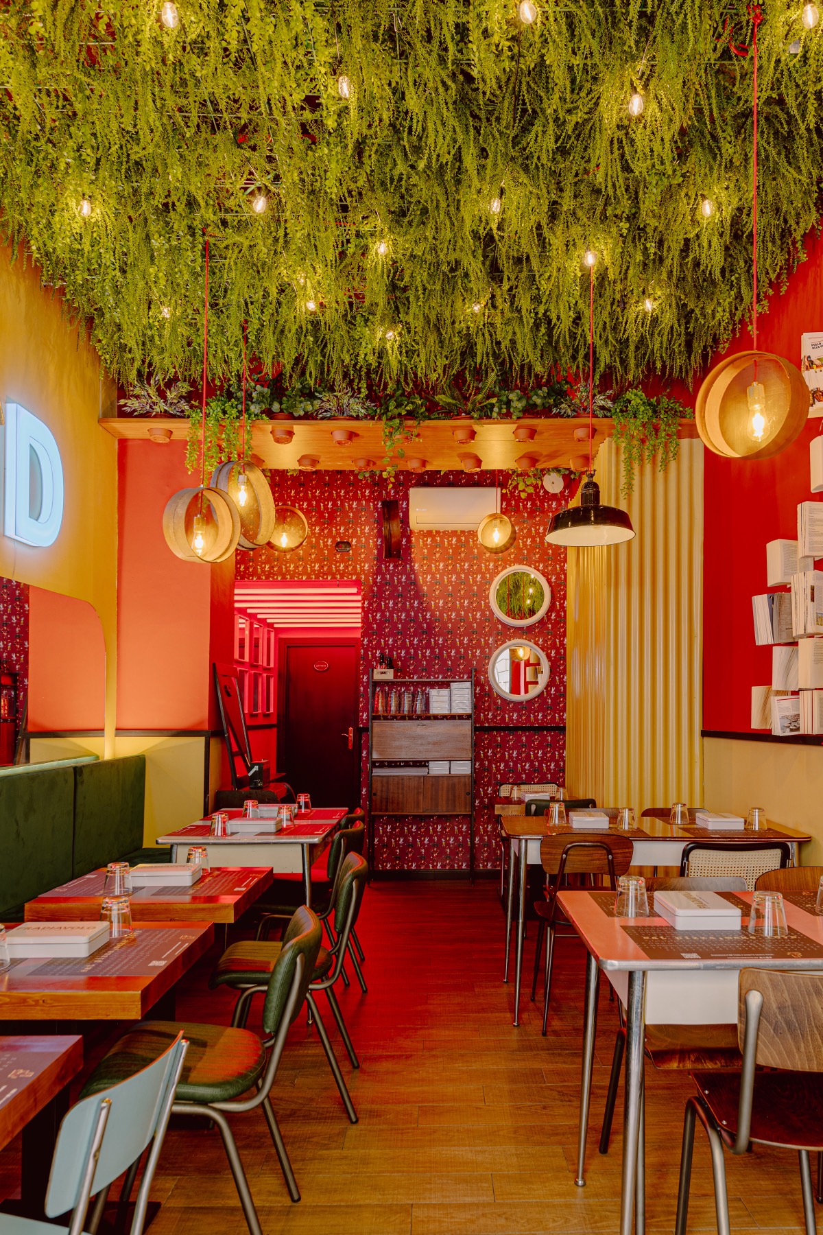 Interno pizzeria Fradiavolo Torino con arredi vintage e atmosfera autentica