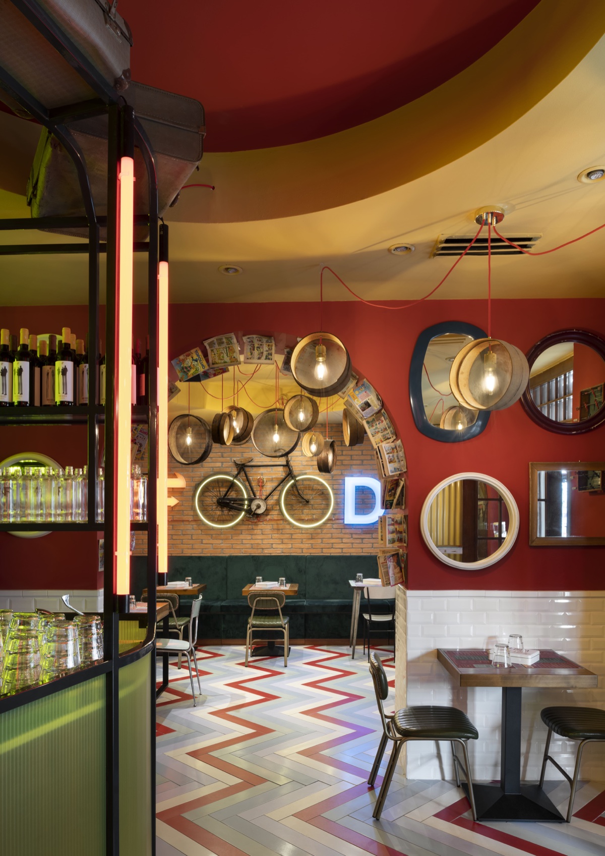 Dettaglio insegne vintage recuperate e muri autentici Fradiavolo Milano Isola