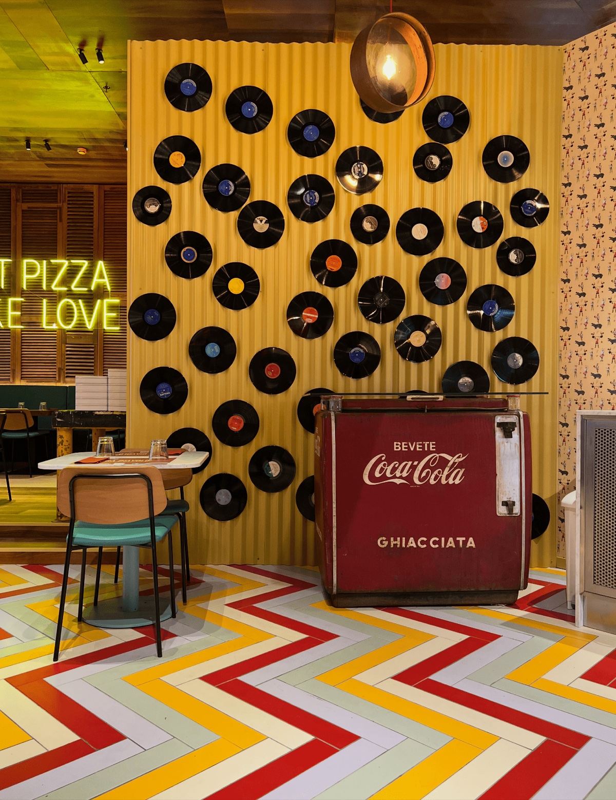 Interno pizzeria Fradiavolo Milano Sempione con arredi vintage recuperati e insegne retrò